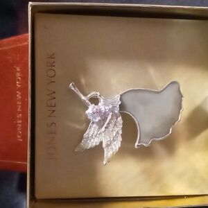 Jones New York angel blowing a trumpet broach/ lapel pin. Nwt